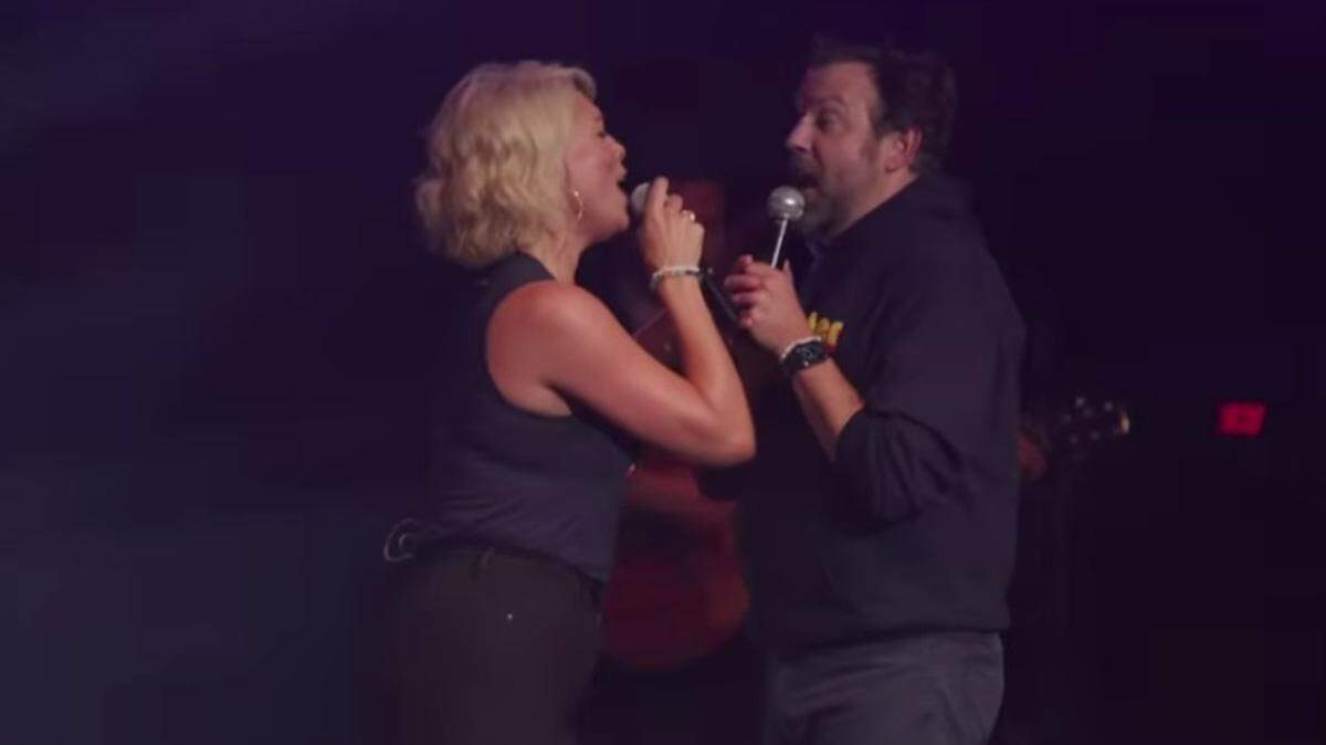 “Ted Lasso” co-stars Jason Sudeikis and Hannah Waddingham went viral with their performance at the charity event Thundergong! of the Oscar-winning song “Shallow” from the movie “A Star Is Born.”
