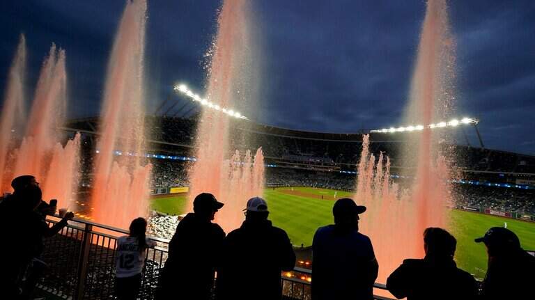 Mellinger Minutes: maskless at The K, Royals stabilize (?), Chiefs worries ... and UFOs