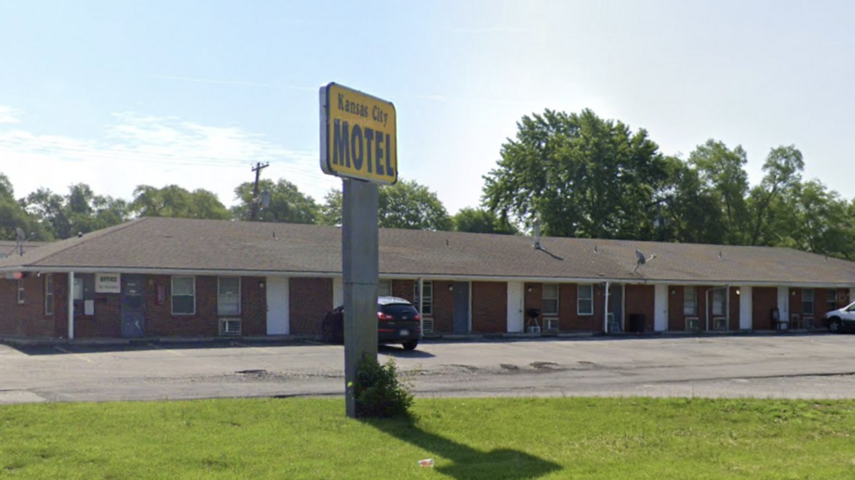Fire at Olathe motel displaces 28 people, 2 dogs