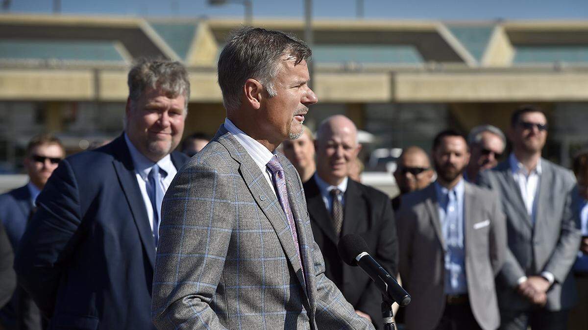 On May 12, 2017, Ray Kowalik, chairman and CEO of Burns & McDonnell, announced his company’s proposal to design and build a new single terminal at Kansas City International Airport. City Manager Troy Schulte stands behind him at left.