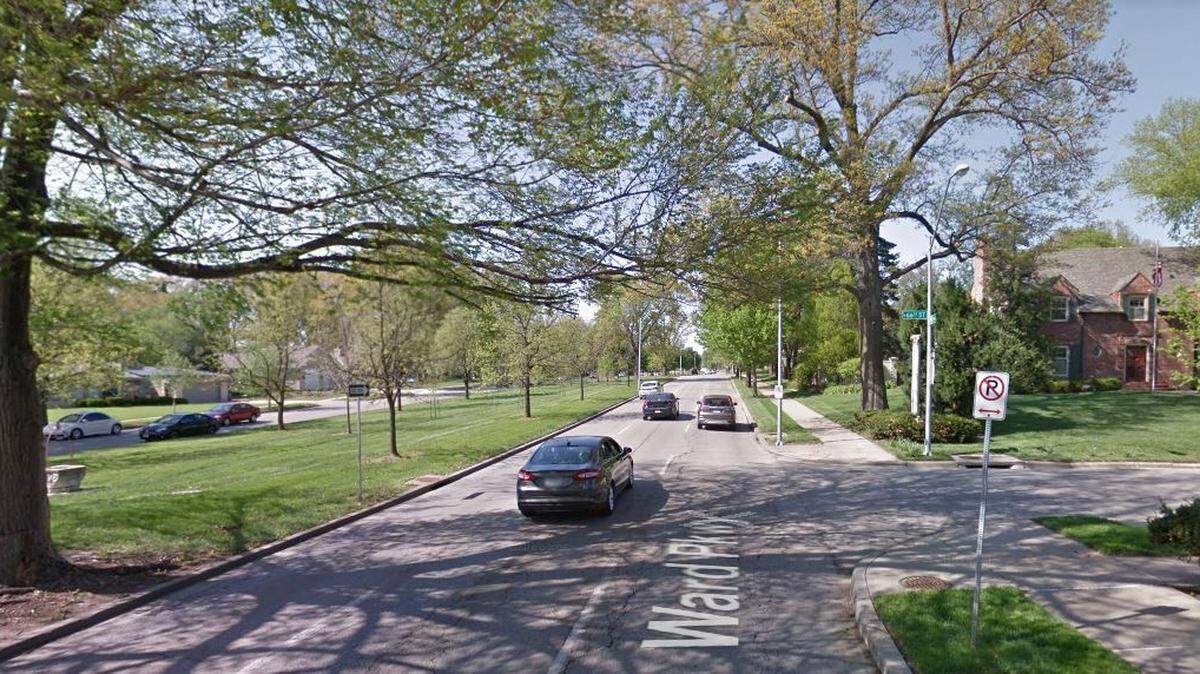 A driver ran off the road on Oct. 25, 2023, near West 66th Street and Ward Parkway, and hit a tree, Kansas City police said. A Google Maps street view image from May 2018 shows the general area.