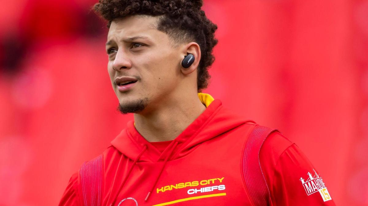 Chiefs quarterback Patrick Mahomes (15) warms up prior to the game between the Kansas City Chiefs and the Pittsburgh Steelers on December 26, 2021, at Arrowhead Stadium in Kansas City, Missouri.