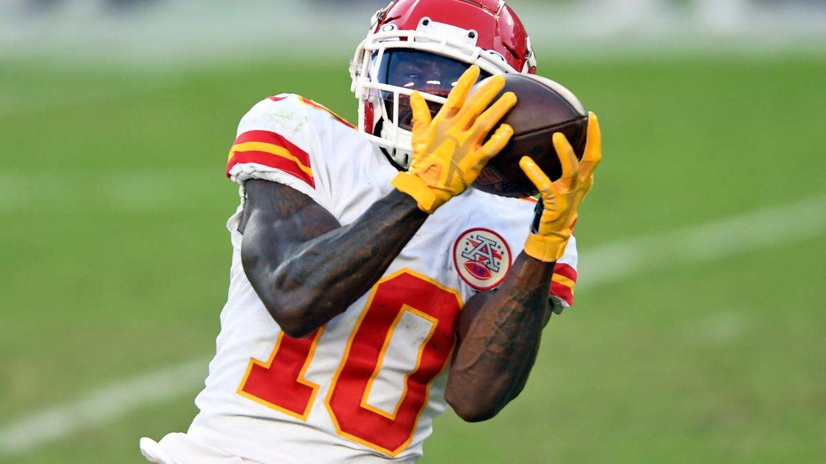 Kansas City Chiefs wide receiver Tyreek Hill (10) pulls in a 44-yard touchdown reception from quarterback Patrick Mahomes during the first half of an NFL football game against the Tampa Bay Buccaneers Sunday, Nov. 29, 2020, in Tampa, Fla. (AP Photo/Jason Behnken)
