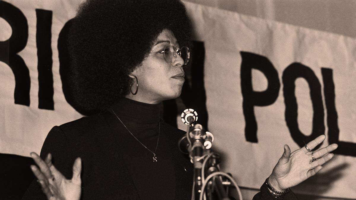 American political activist, Angela Davis, speaking at an anti-Apartheid rally at Friends House, Euston, London, 13th December 1974. Davis is in London to campaign for the release of political prisoners in South Africa. (Photo by Keystone/Hulton Archive/Getty Images)