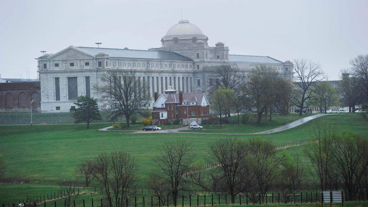 Inmate Trenton D. Washington, 33, died one day after staff found him unconscious at the United States Penitentiary in Leavenworth Friday.