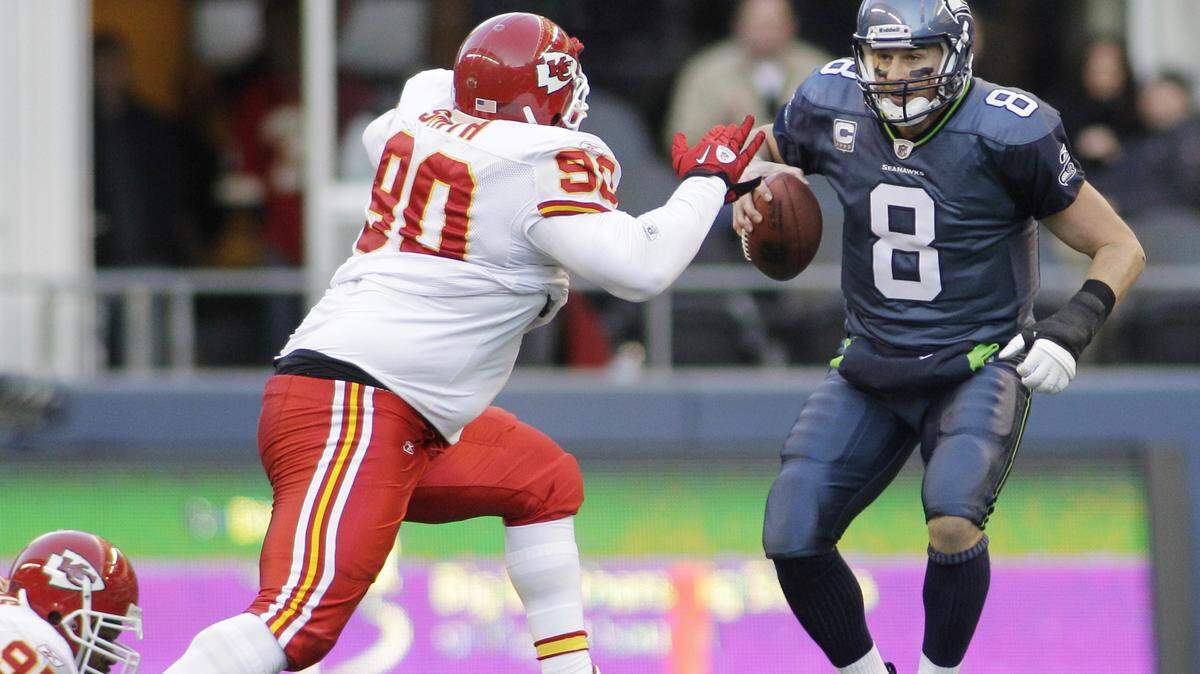 Former Chiefs defensive lineman Shaun Smith pressured former Seattle Seahawks quarterback Matt Hasselbeck during a game in 2010.