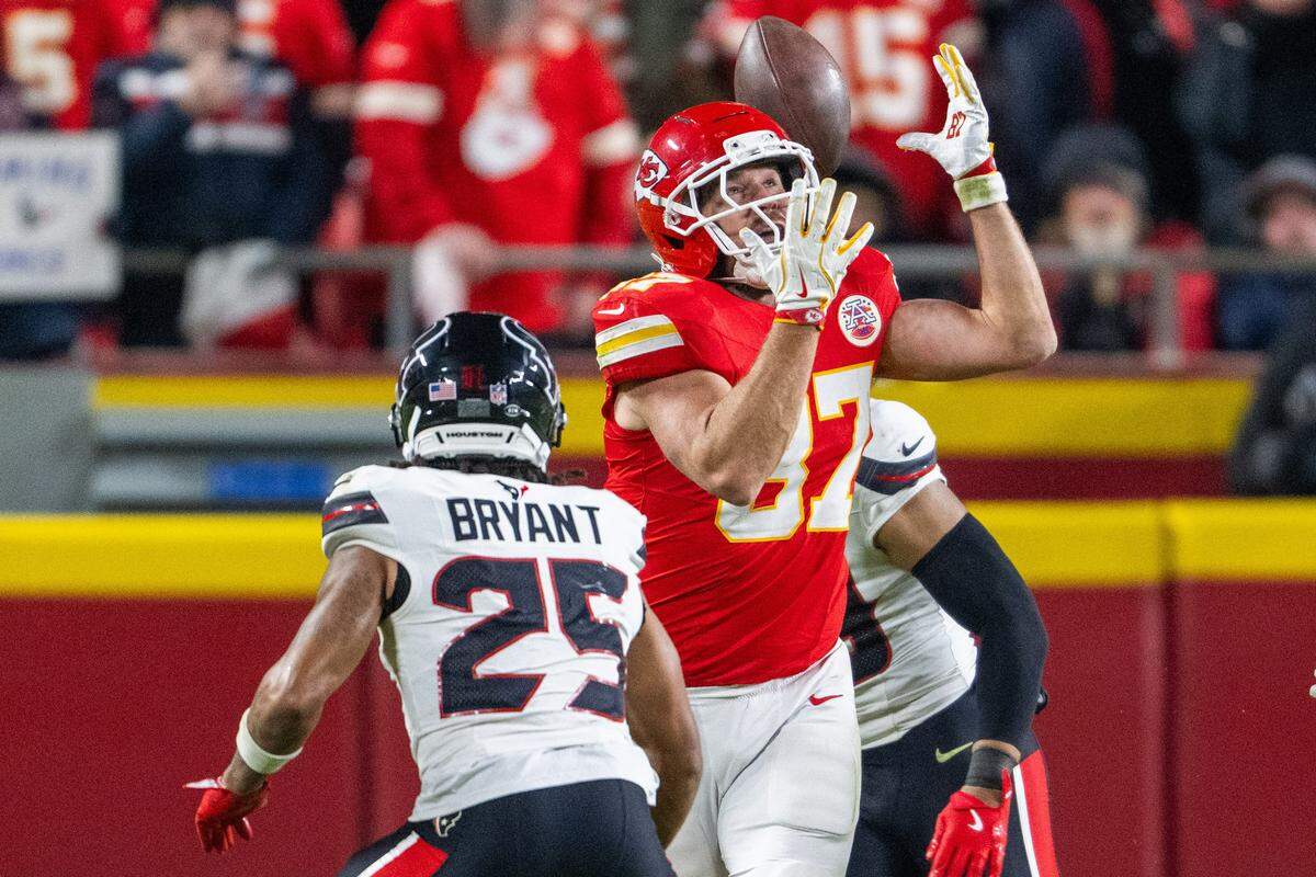 Kansas City Chiefs tight end Travis Kelce (87) bobbles a catch that turns into an interception in the fourth quarter of the second half of the Chiefs game vs. the Houston Texans on Sunday, December 7, 2025, at GEHA Field at Arrowhead Stadium.