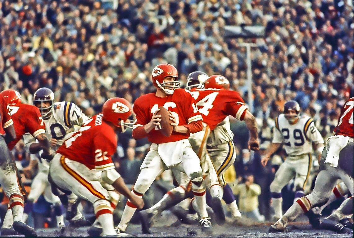 Kansas City Chiefs quarterback Len Dawson gets pass protection before throwing the final touchdown pass ofthe game to wide receiver Otis Taylor as the Chiefs defeated the Minnesota Vikings to win Super Bowl IV in 1970 at Tulane Stadium in New Orleans.