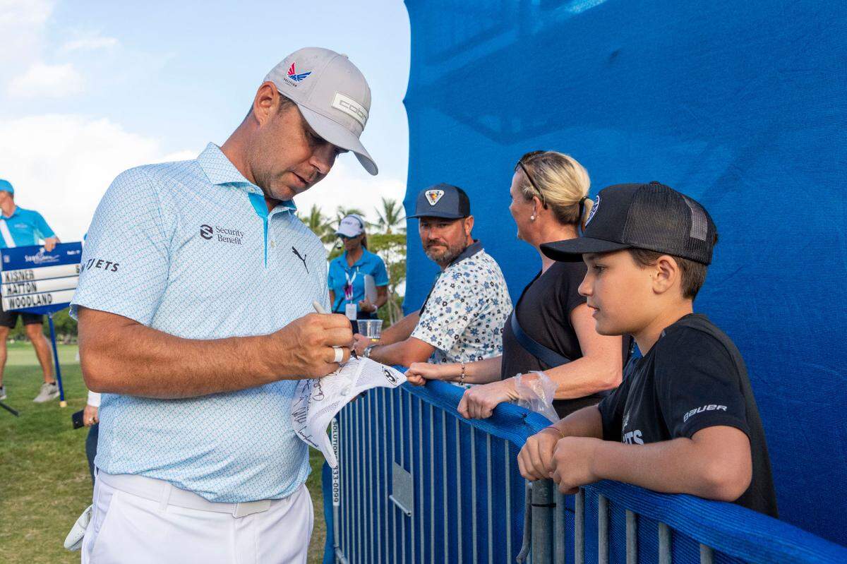 Pro golfer Gary Woodland signs an autograph for a fan during Friday’s second round of the Sony Open at Waialae Country Club in Hawaii.