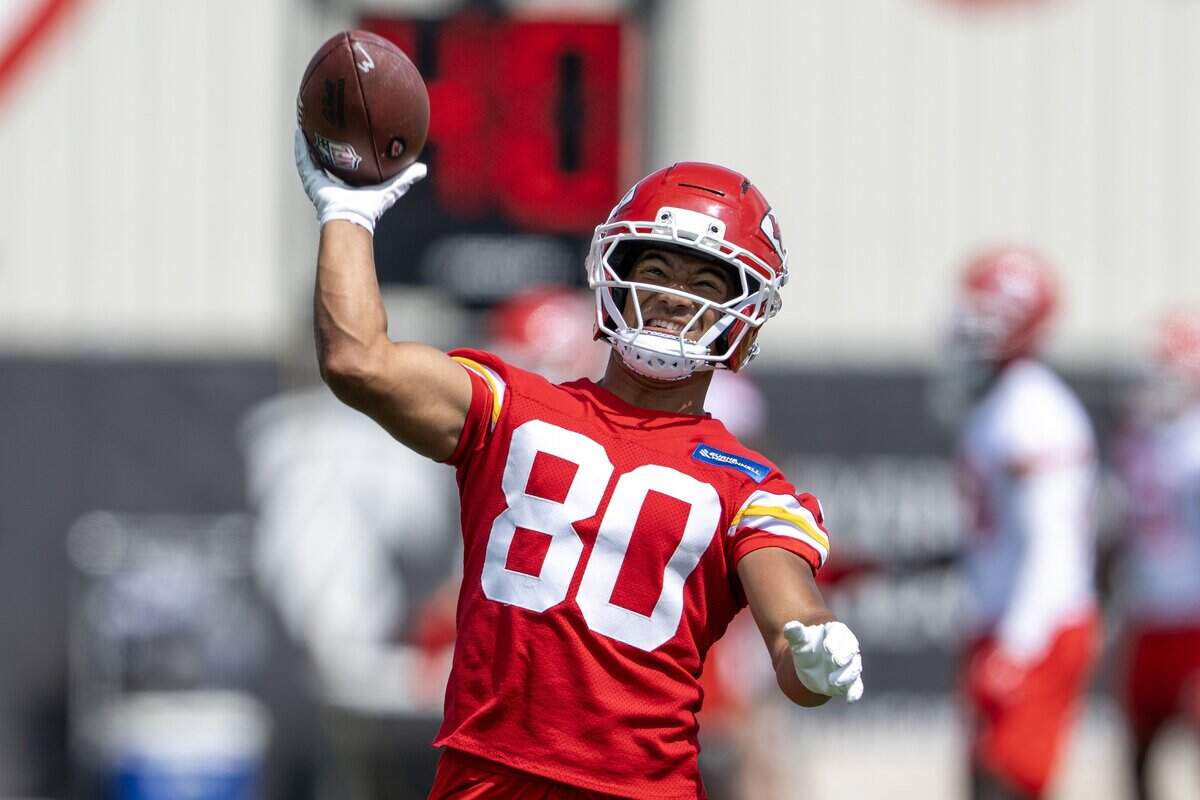 Kansas City Chiefs wide receiver Jacob De Jesus (80) warms up during minicamp practice at the Chiefs' practice facility on Wednesday, June 10, 2026, in Kansas City.