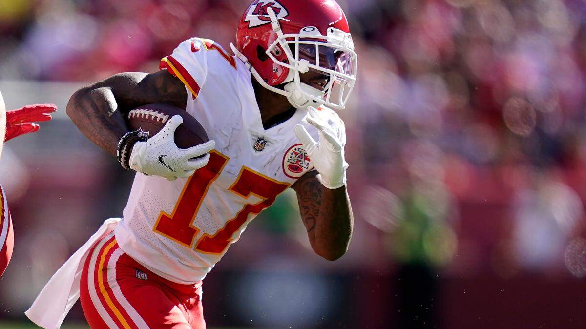 Kansas City Chiefs wide receiver Mecole Hardman (17) runs toward the end zone to score against the San Francisco 49ers during the first half of an NFL football game in Santa Clara, Calif., Sunday, Oct. 23, 2022. (AP Photo/Godofredo A. Vásquez)
