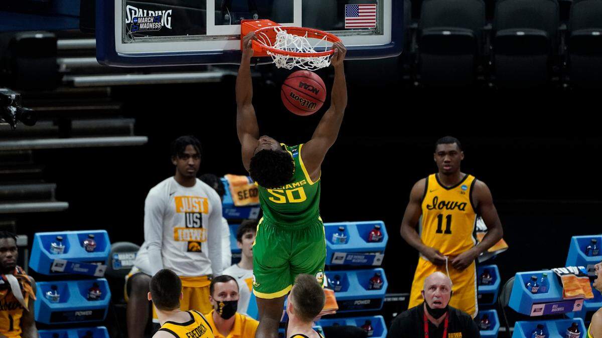 Oregon forward Eric Williams Jr. (50) dunks against Iowa during the first half of a men’s college basketball game in the second round of the NCAA tournament at Bankers Life Fieldhouse in Indianapolis, Monday, March 22, 2021. (AP Photo/Paul Sancya)