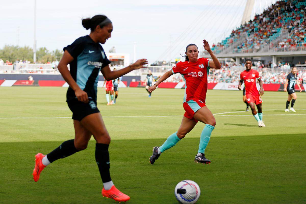 Kansas City Current midfielder Vanessa DiBernardo, center, defends NJ/NY Gotham FC midfielder Yazmeen Ryan during Saturday’s NWSL match at CPKC Stadium.