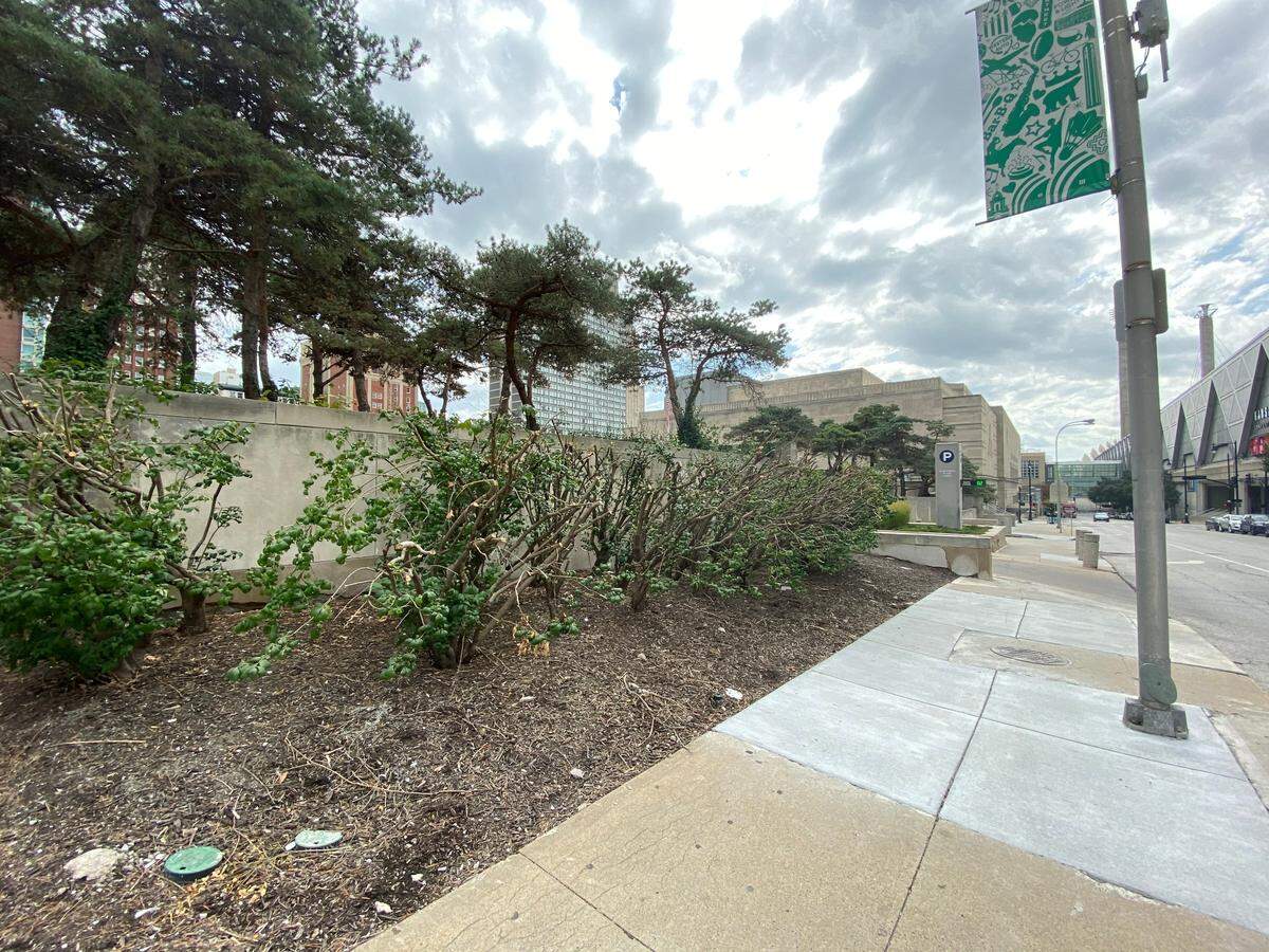 One study of the plaza referred to it as “forlorn.” This is a perimeter view.