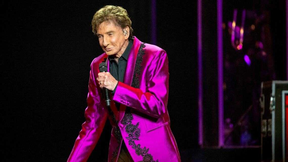 Barry Manilow awarded a Kansas City area music teacher $10,000 during his concert