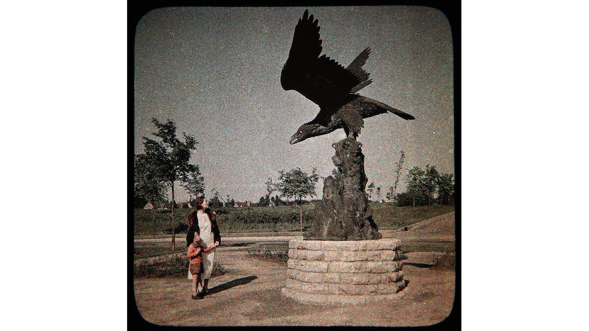 Autochrome photograph of a woman and child observing the eagle statue, May 24, 1935. P22 Frank Lauder Autochrome Collection.