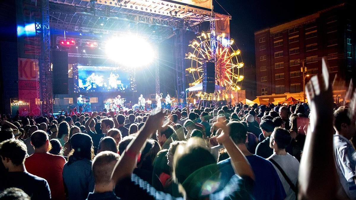 A band performs for the crowd at Boulevardia 2015.