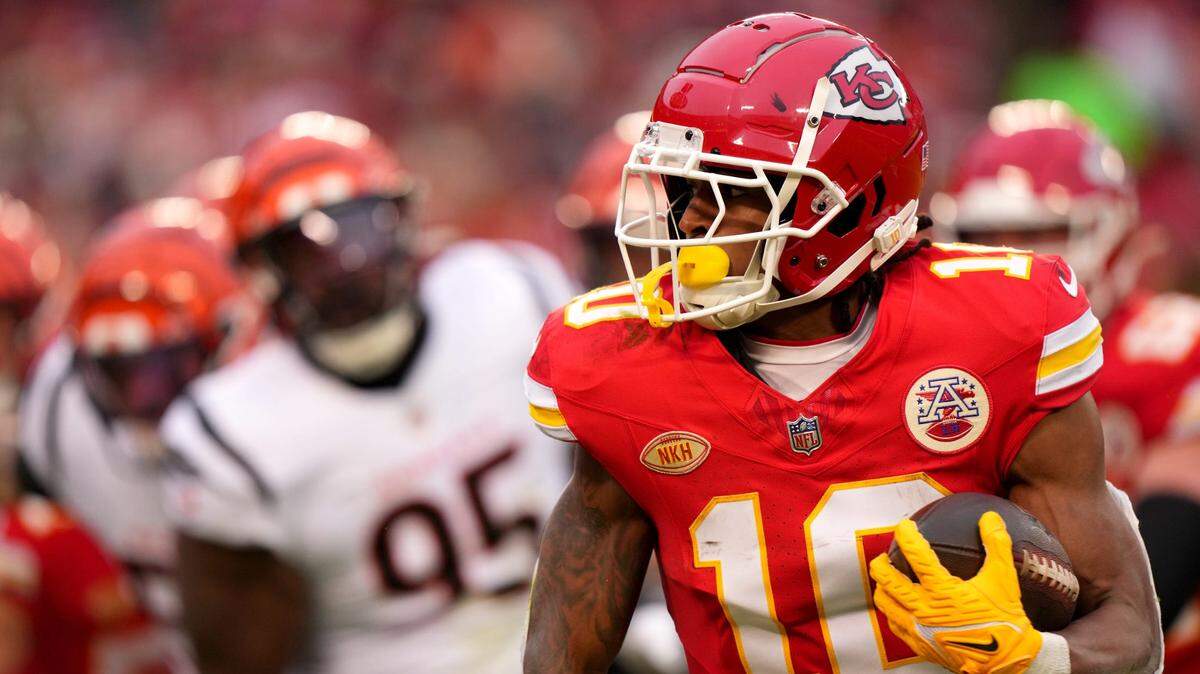 Kansas City Chiefs running back Isiah Pacheco (10) carries the ball in the first quarter during a Week 17 NFL football game against the Cincinnati Bengals on Sunday, Dec. 31, 2023, at GEHA Field at Arrowhead Stadium.