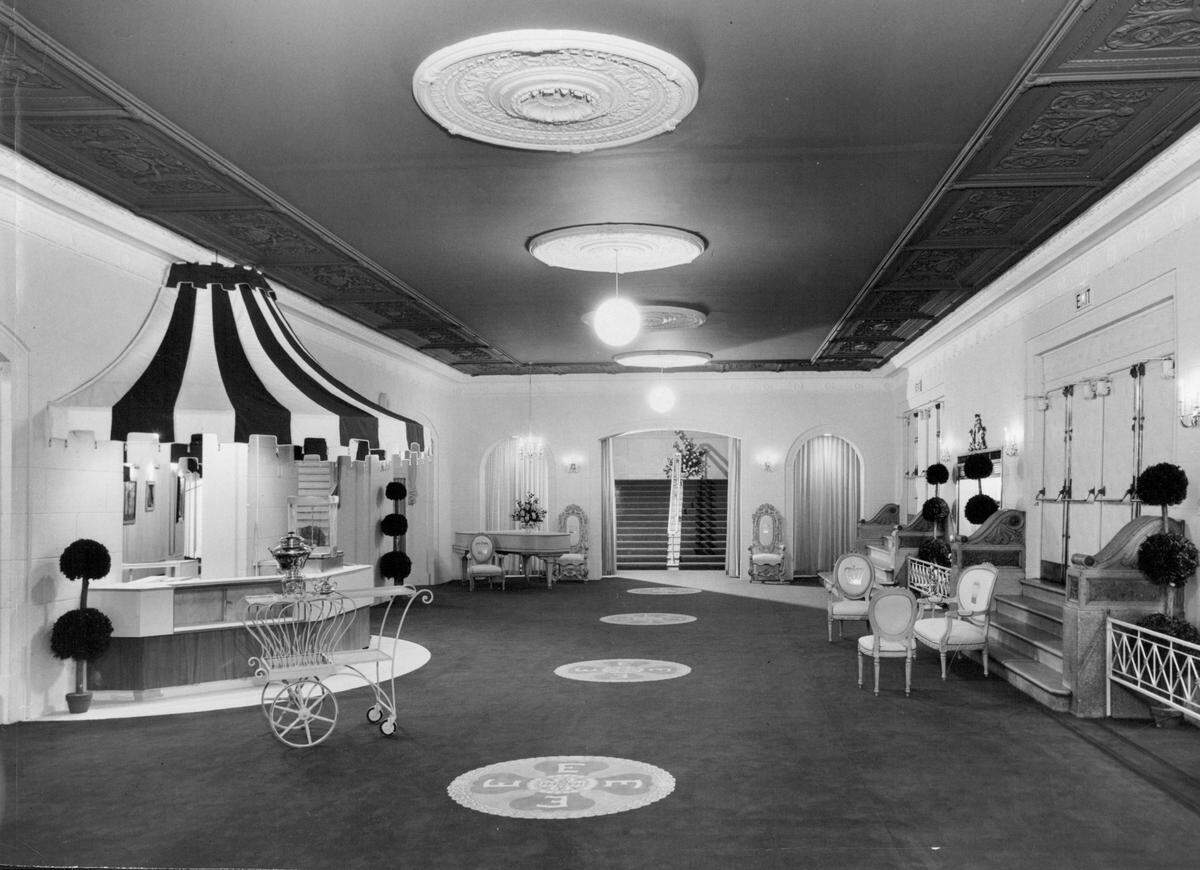 In 1960, AMC “virtually reconstructed” the main lobby of the newly-renamed Empire Theater, formerly the Mainstreet Theater. The lobby originally had baroque trim, which was “brightened and modernized” in the renovation.