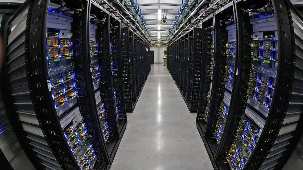 Rows of servers fill Data Hall B at the Facebook’s Fort Worth Data Center in Texas. A Dallas company plans a data center near Benbrook. (Paul Moseley/Fort Worth Star-Telegram)