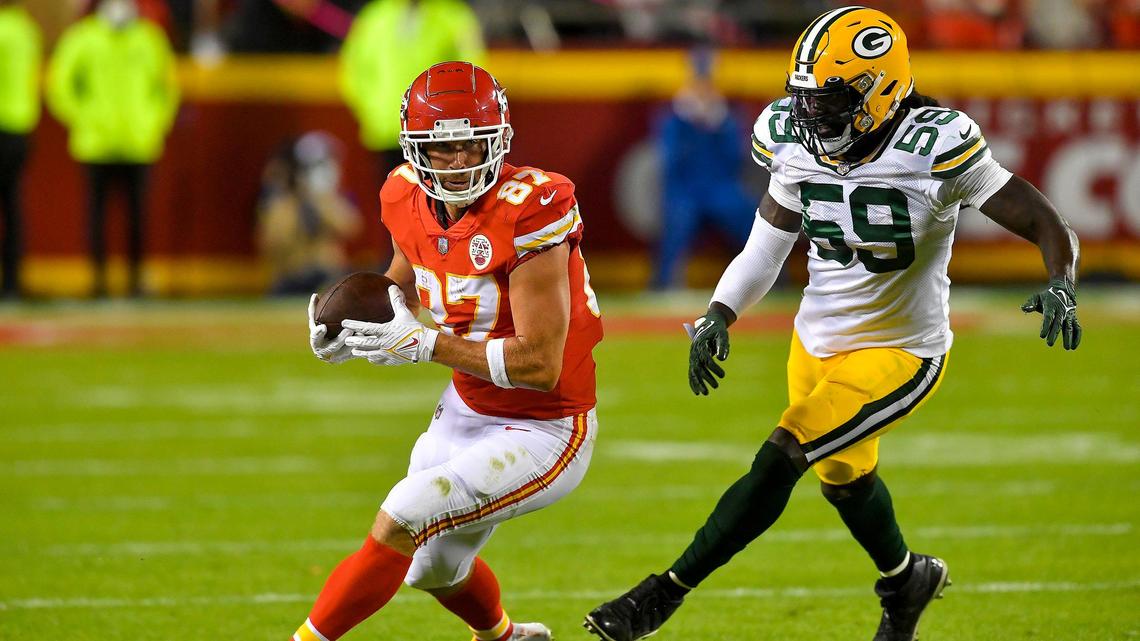 Chiefs tight end Travis Kelce makes a catch as Green Bay linebacker De’Vondre Campbell closes in on him during last weekend’s game at Arrowhead Stadium.
