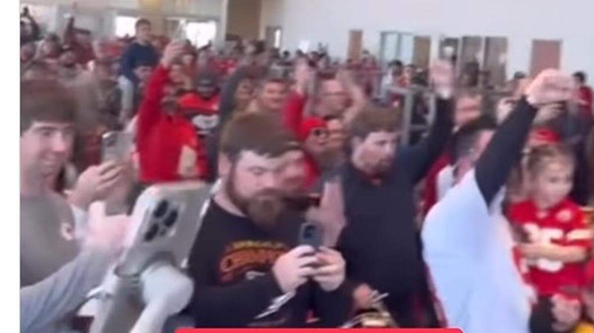Chiefs fans came out to see Justin Reid and L’Jarius Sneed in Jefferson City, Missouri.
