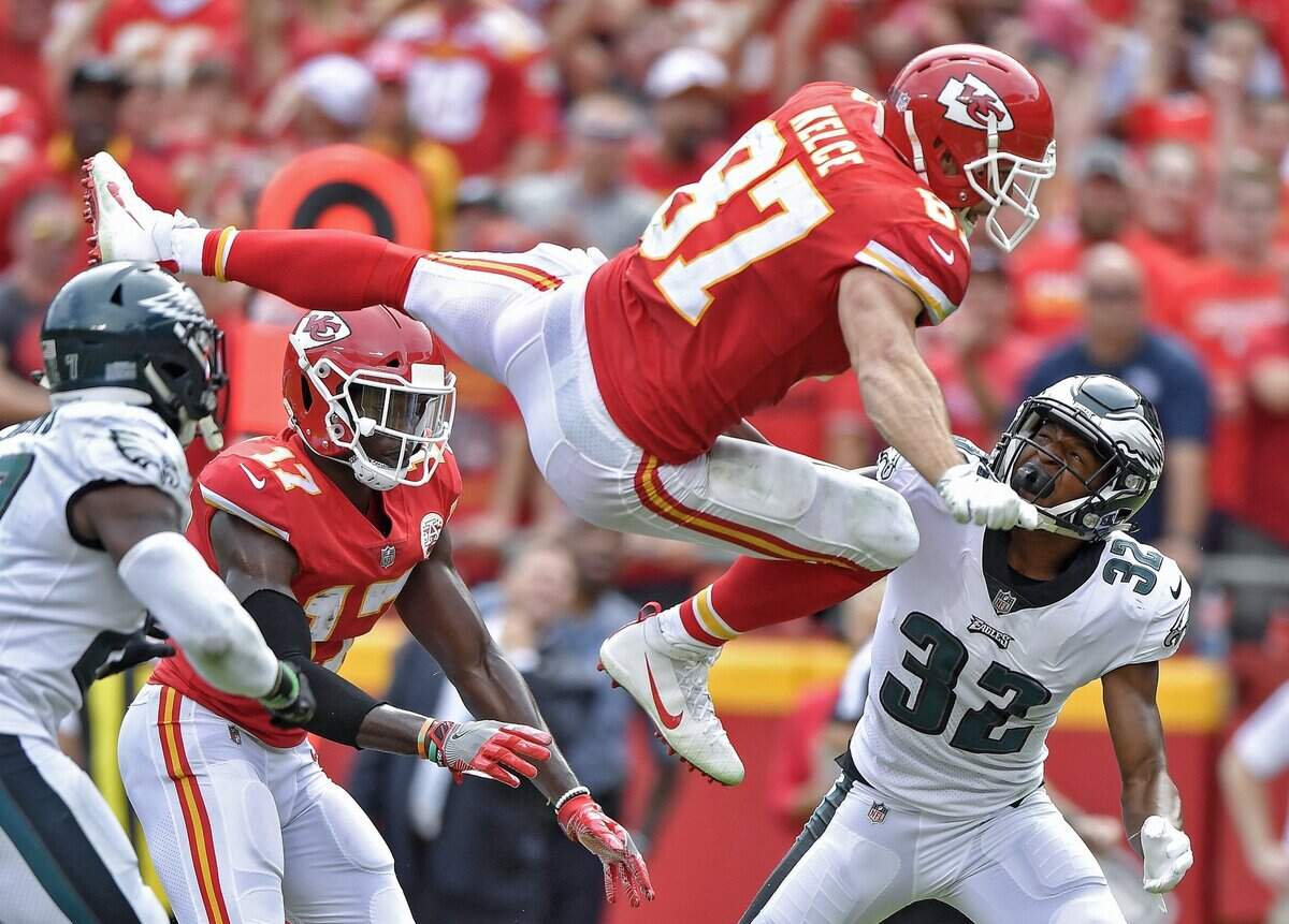 Philadelphia Eagles cornerback Rasul Douglas (32) could only watch as Travis Kelce made a flying leap for a touchdown at Arrowhead Stadium on Sept. 17, 2017.