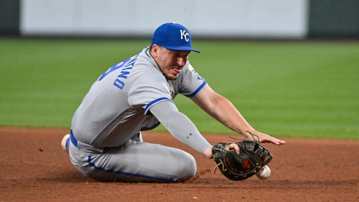 Kansas City Royals first baseman Vinnie Pasquantino (9) dives but is unable to catch a line drive at Busch Stadium on May 30, 2023.