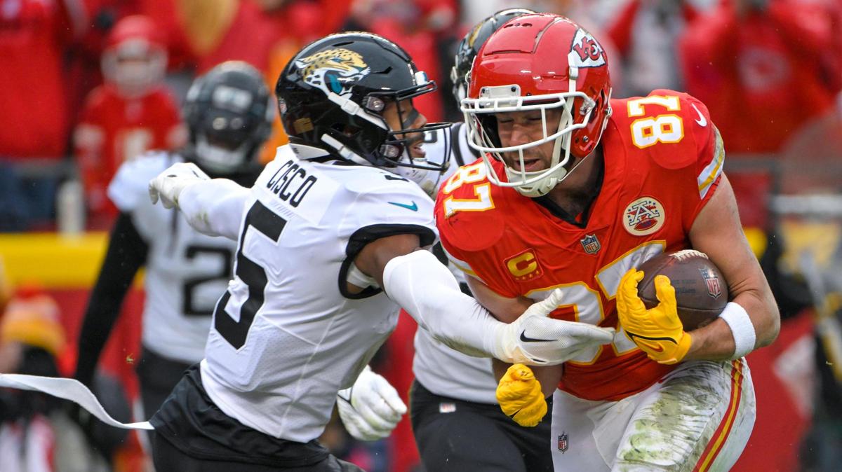 Kansas City Chiefs tight end Travis Kelce (87) goes in for a touchdown during the first half of the Divisional Round of the playoffs on Saturday, Jan. 212023, at GEHA Field at Arrowhead Stadium.