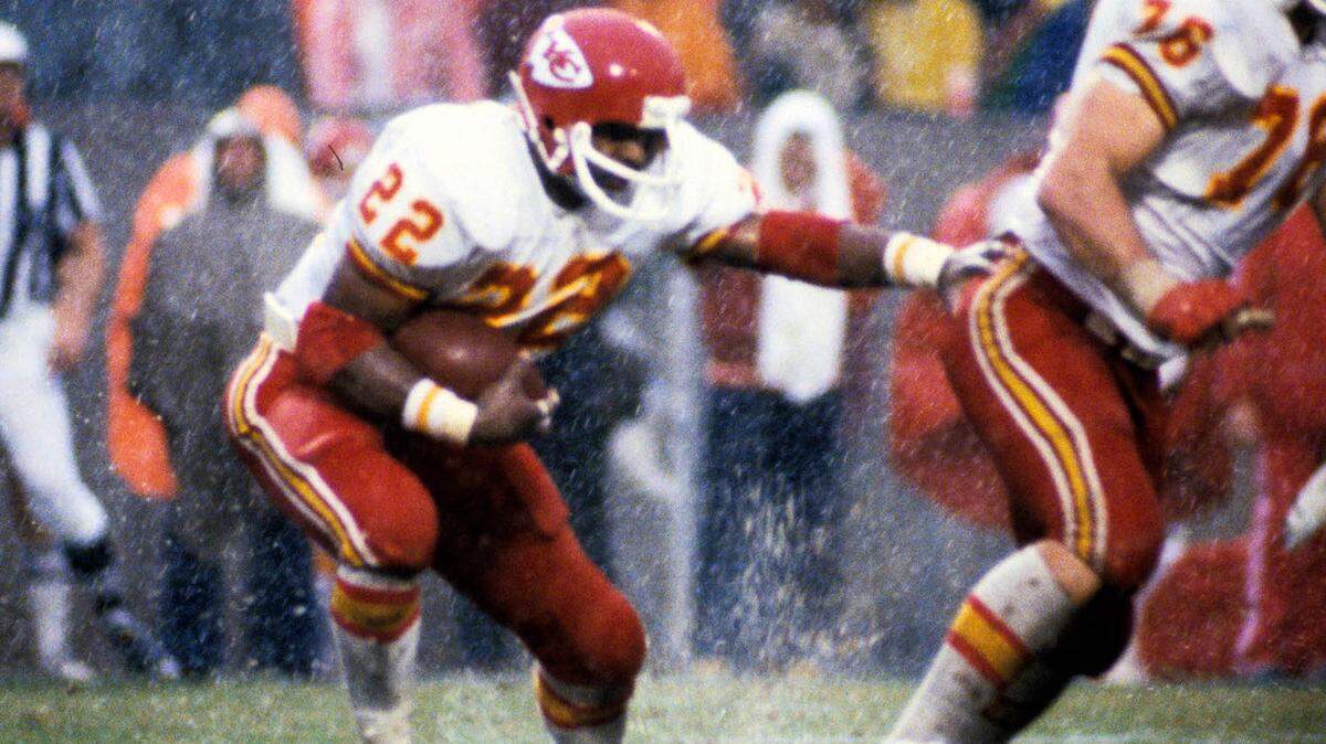 Dec 16, 1979: Kansas City Chiefs running back Ted McKnight (22) at the line of scrimmage against the Tampa Bay Buccaneers at Tampa Stadium.