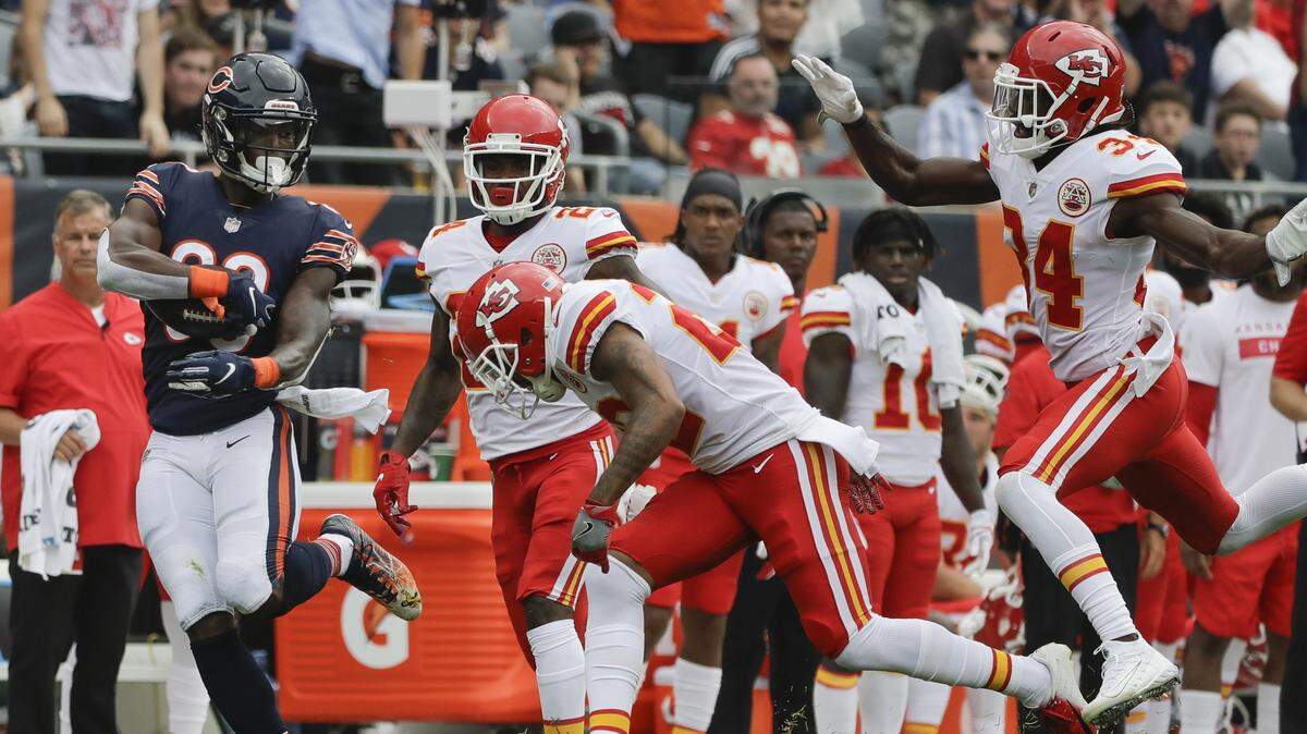 Chicago’s Javon Wims catches a pass during the first half of Saturday’s game against the Chiefs at Soldier Field.