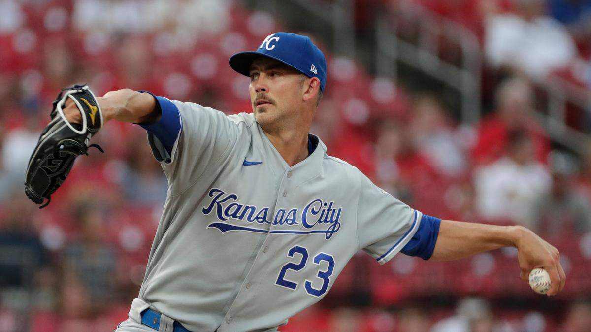 Kansas City Royals starting pitcher Mike Minor sets to deliver in the first inning of a baseball game against the St. Louis Cardinals, Friday, Aug. 6, 2021, in St. Louis. (AP Photo/Tom Gannam)