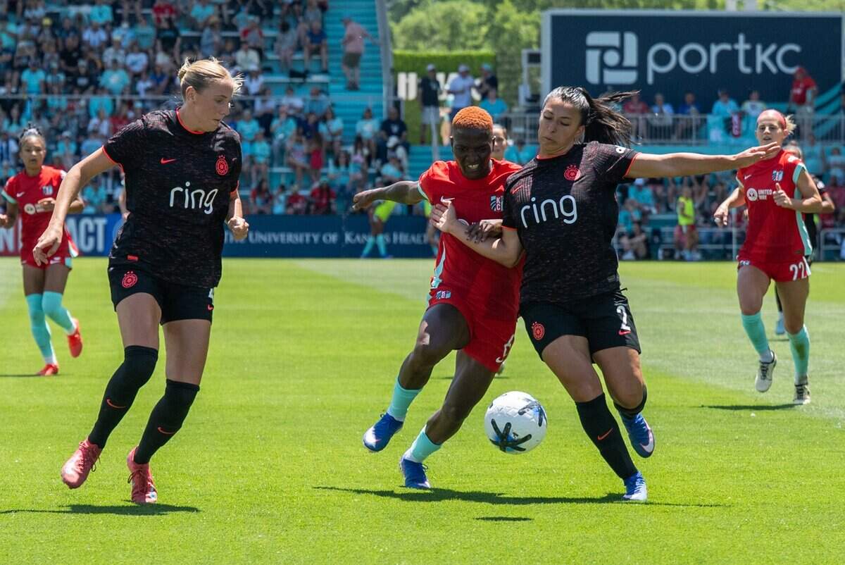 Kansas City Current forward Temwa Chawinga (6) competes for the ball against two Portland Thorns FC defenders in the Current's match vs. Portland Thorns FC on Sunday, May 24, 2026, at CPKC Stadium.