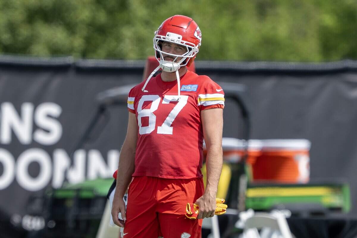 Kansas City Chiefs tight end Travis Kelce (87) stretches during minicamp practice at the Chiefs' practice facility on Wednesday, June 10, 2026, in Kansas City.