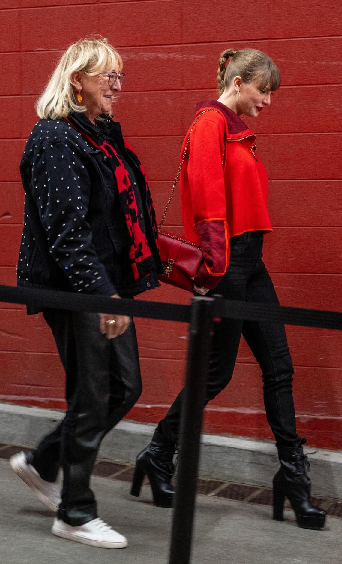 Swift arrived with Donna Kelce, mother of Chiefs tight end Travis Kelce.