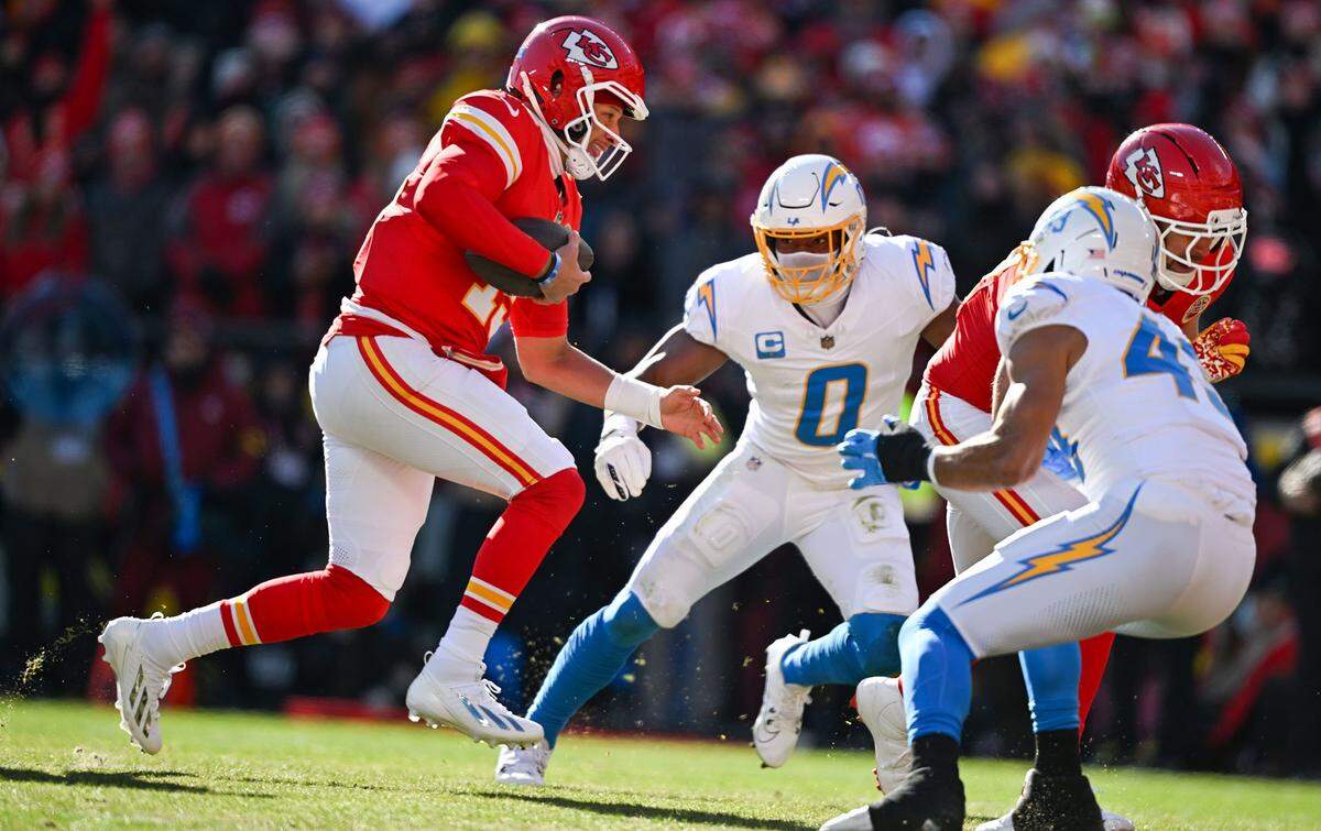 Kansas City Chiefs quarterback Patrick Mahomes (15) runs for a touchdown against the LA Chargers in the first quarter at GEHA Field at Arrowhead Stadium on Sunday, Dec. 14, 2025.