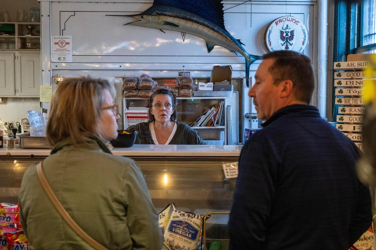 Kate Fredrick, center, assists guests with an order at Browne’s.
