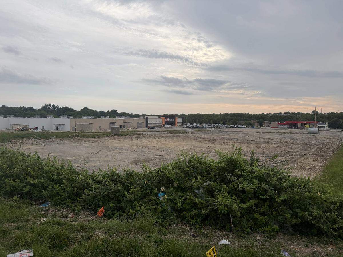 A new QuikTrip convenience store is being built at S. Mur-Len Road and 135th Street in Olathe, according to city records.