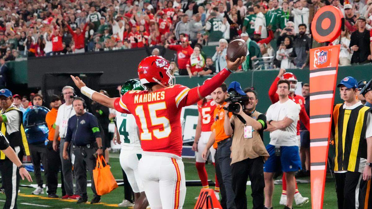 Kansas City Chiefs quarterback Patrick Mahomes celebrated his game-clinching run in the fourth quarter against the Jets at MetLife Stadium.