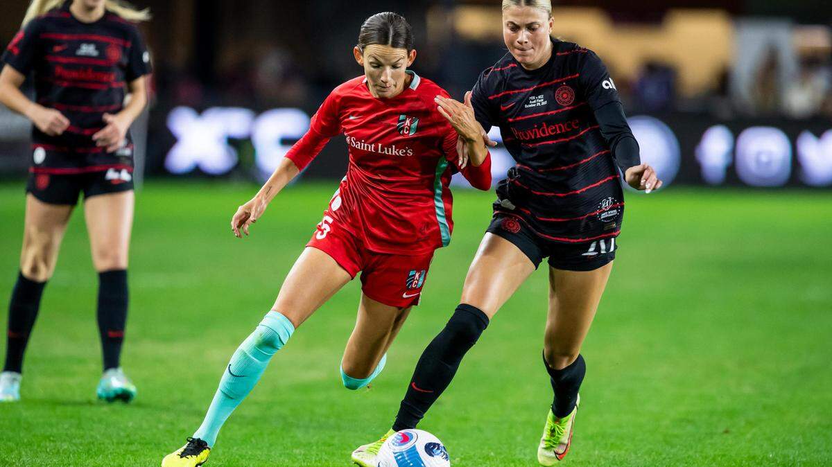 KC Current forward Cece Kizer (center) attempts to get around Portland Thorns defender Kelli Hubly during the NWSL championship match at Audi Field in Washington D.C.