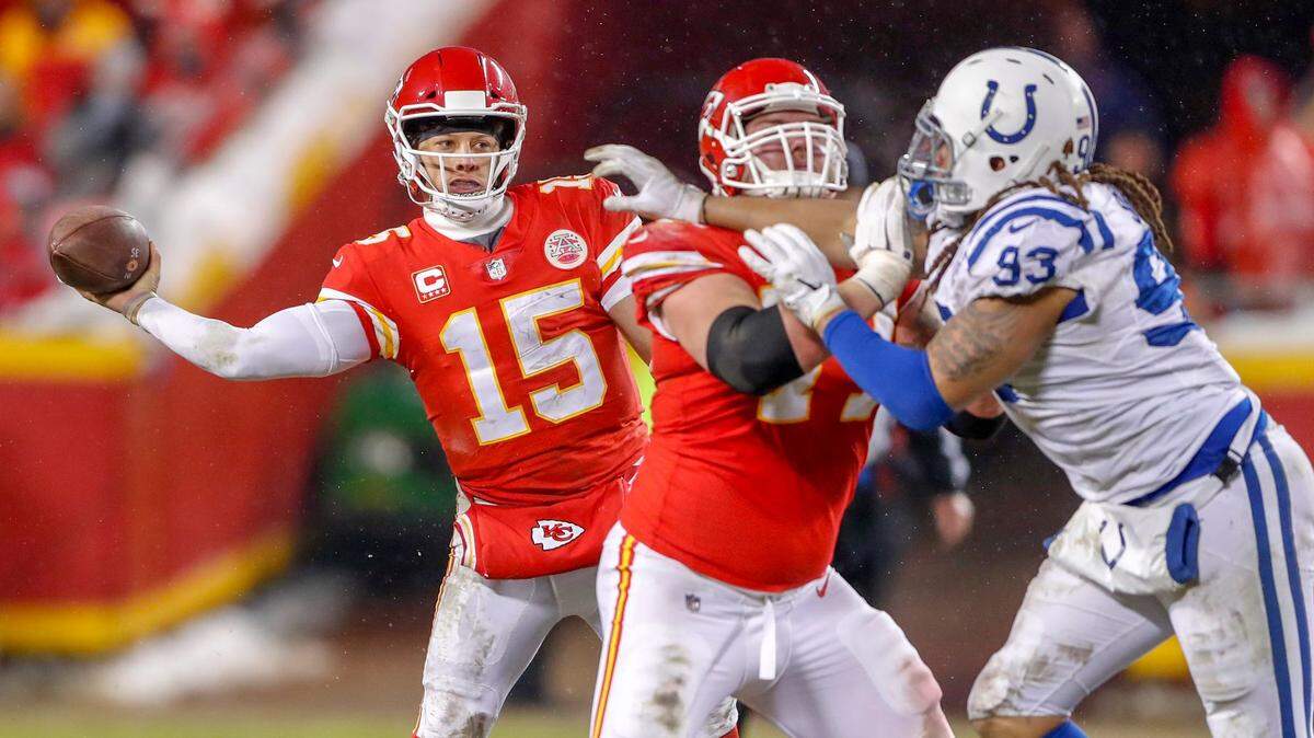 Kansas City Chiefs quarterback Patrick Mahomes (15) sidearms a ball under pressure from the Indianapolis Colts defense in the third quarter at Arrowhead Stadium in Kansas City on Jan. 12, 2019.