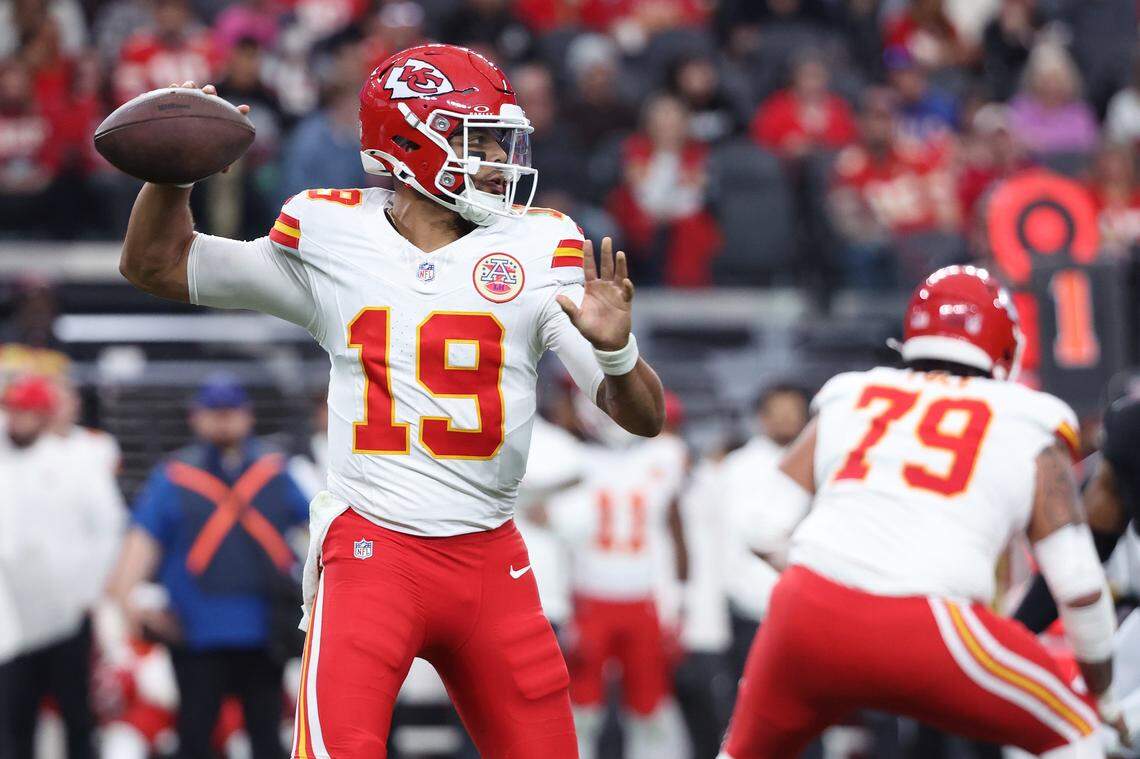 Kansas City Chiefs quarterback Chris Oladokun, left, passes the ball against the Raiders during an NFL Week 18 game at Allegiant Stadum in Las Vegas on Sunday, Jan. 4, 2026.