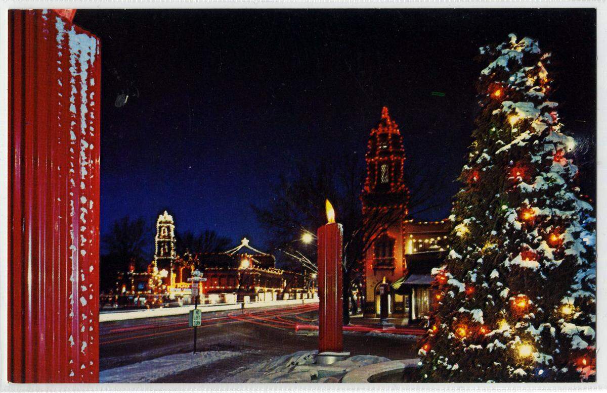 Postcard showing Christmas decorations on the Country Club Plaza