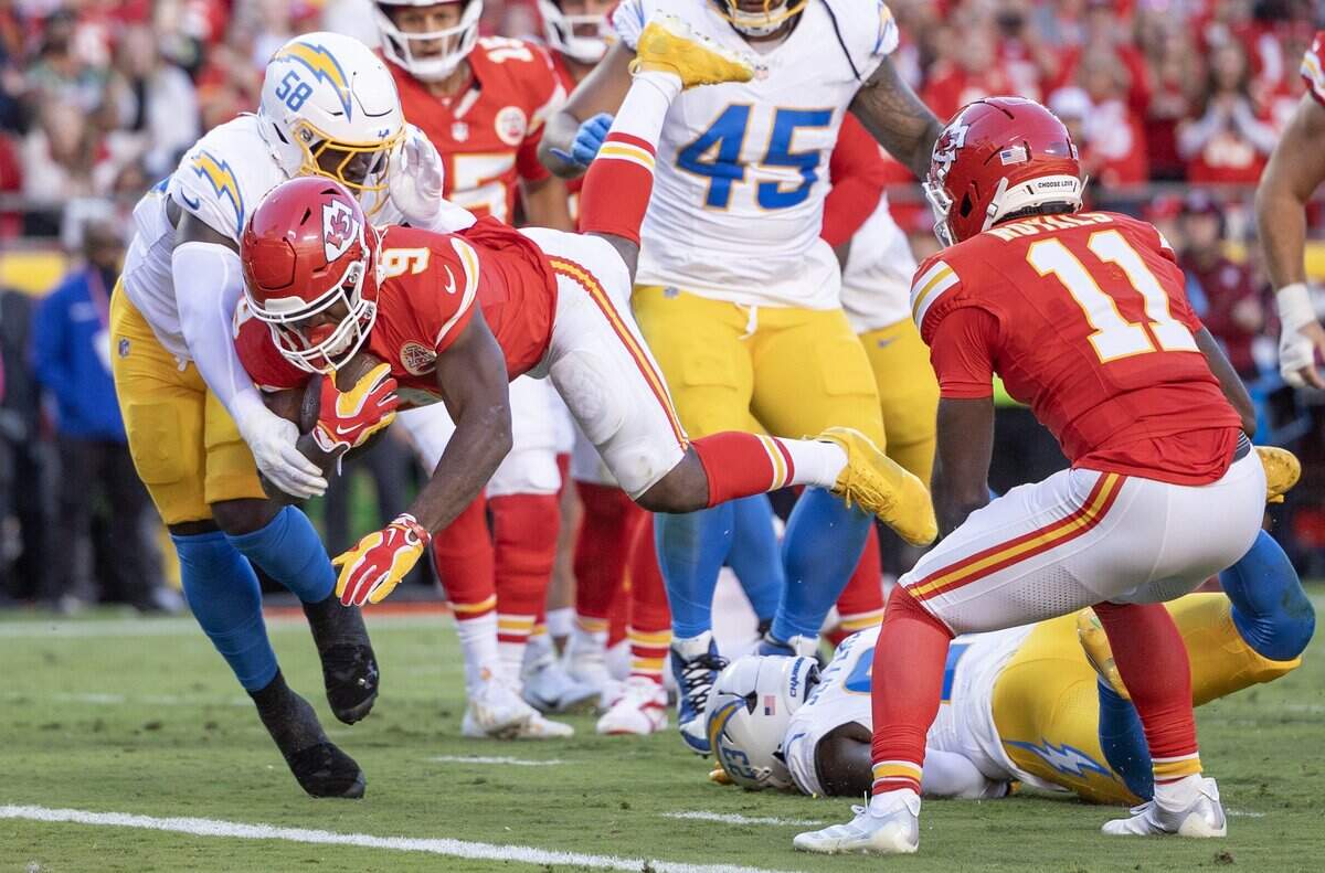 Kansas City Chiefs running back Kenneth Walker III (9) dives in for a touchdown against the Los Angeles Chargers during the second quarter on Sunday at Arrowhead Stadium.