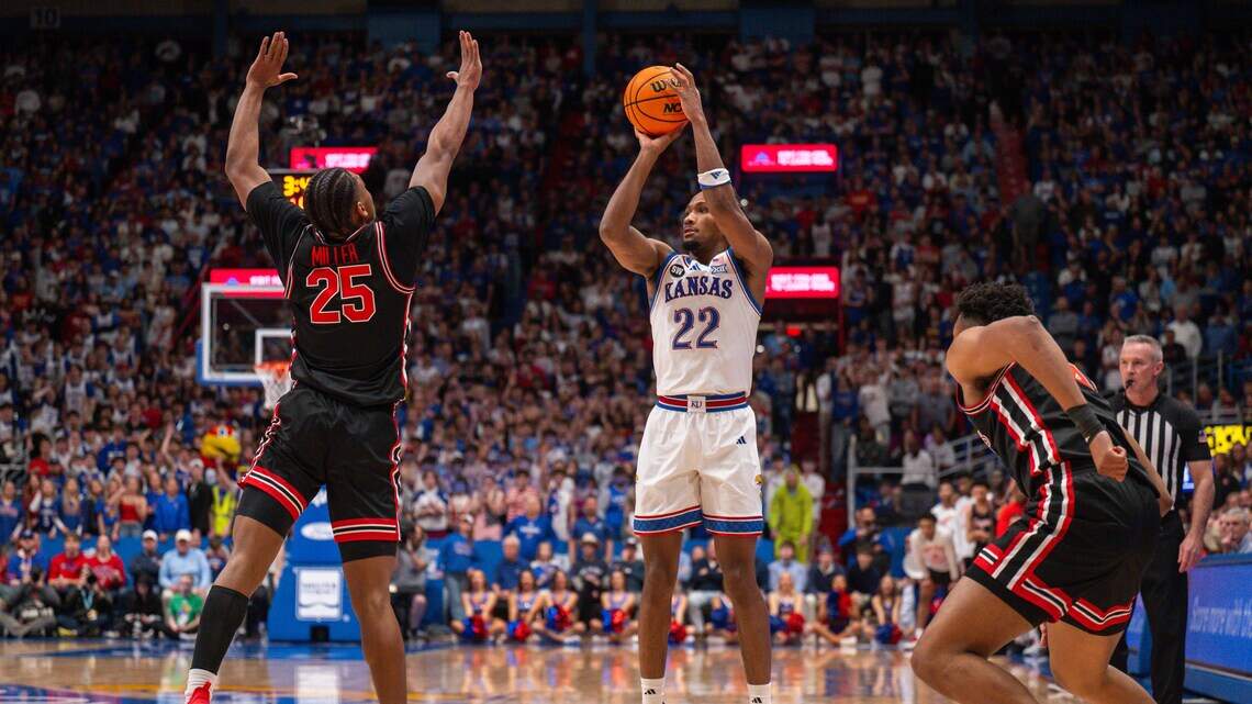 Bill Self sagt, Darryn Peterson gehe es mit den Krämpfen vor den Playoffs ...