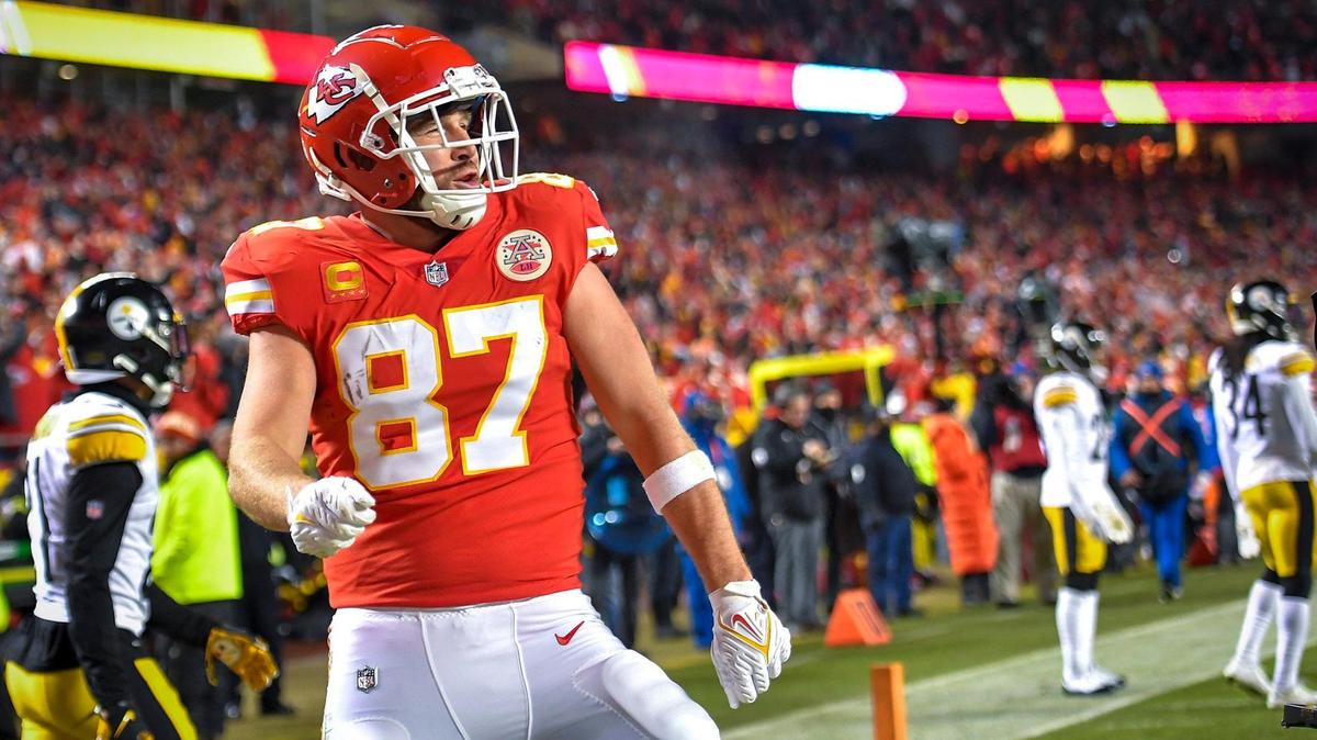 Kansas City Chiefs tight end Travis Kelce (87) celebrated a touchdown in the first half of the AFC Wild Card game on Sunday, Jan.16, 2022, at Arrowhead Stadium in Kansas City. The Chiefs defeated the Steelers, 42-21.