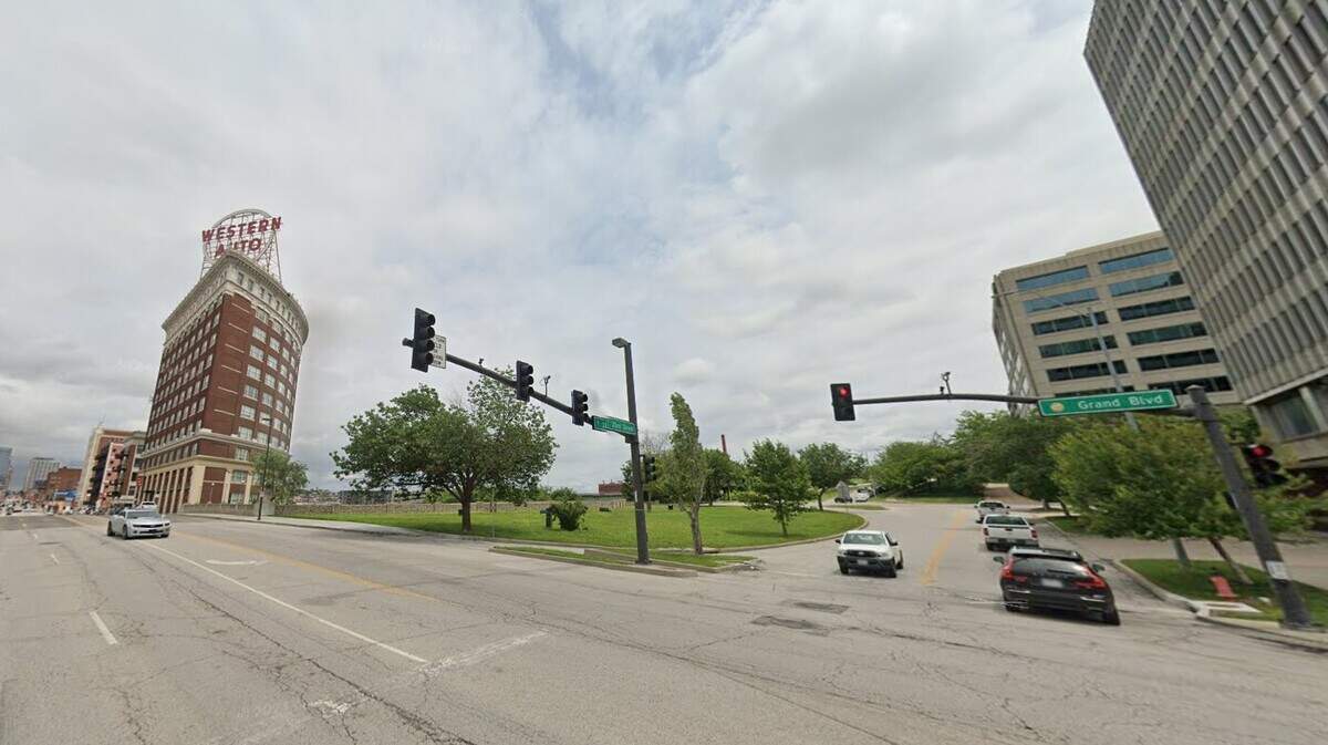 A motorcycle rider died after they crashed along Grand Boulevard in Kansas City early Sunday morning, police said.