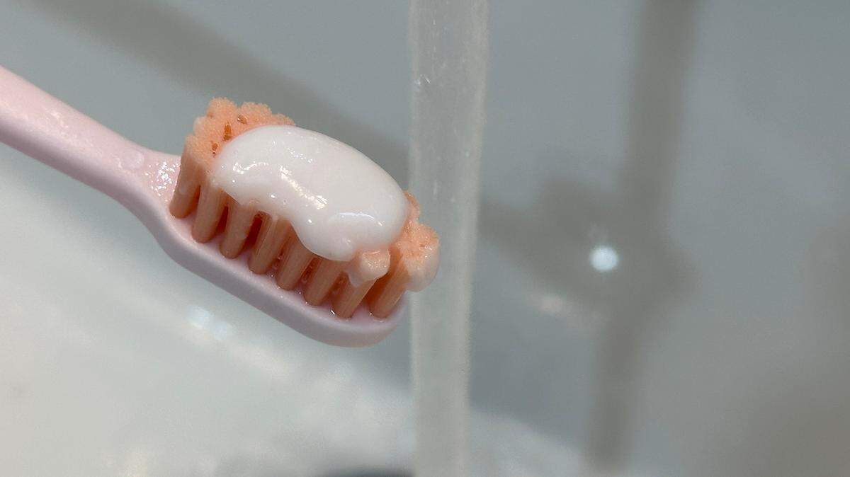 The fact that toothpaste companies are allowed to say that a whitening toothpaste can “remove 15 years of stains” is a whopping lie, Sherry Kuehl says.