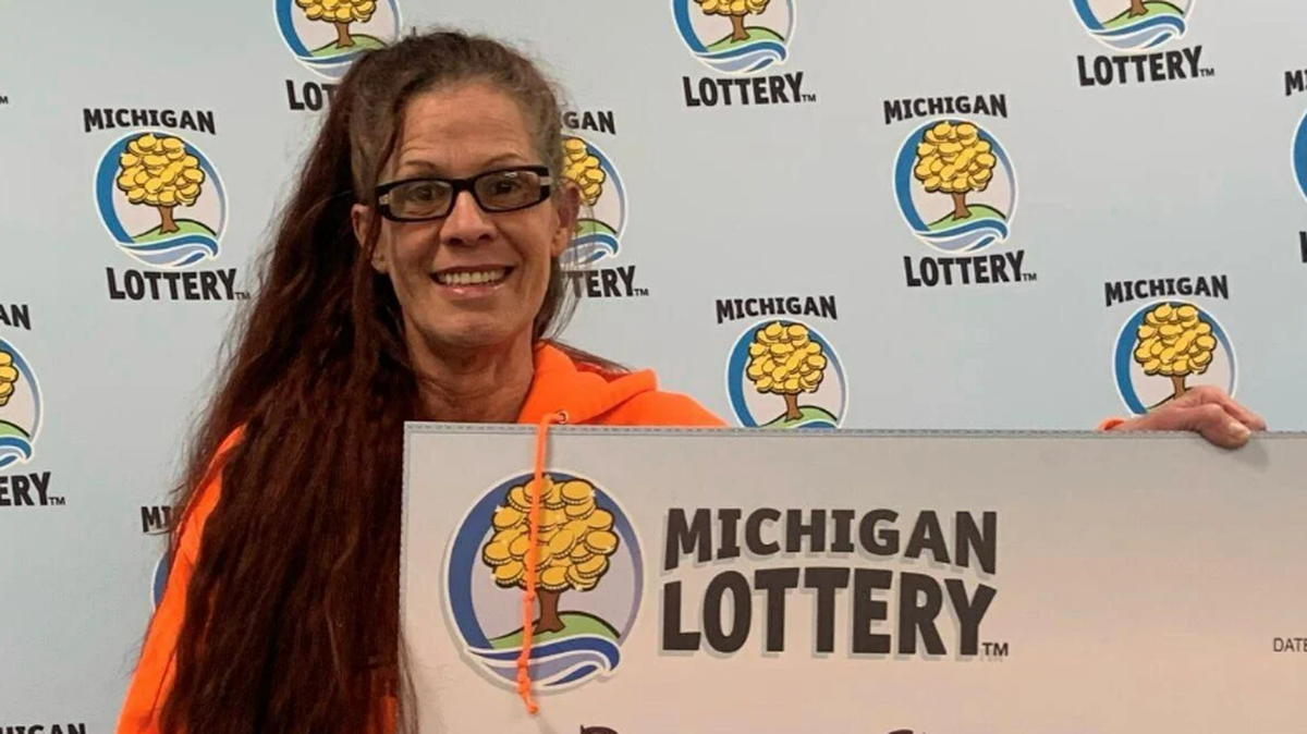 Renae Shelby, 56, with her $300,000 check.