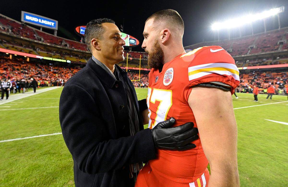 Former Kansas City Chiefs tight end Tony Gonzalez spoke with Chiefs tight end Travis Kelce before a game on Dec. 13, 2018, at Arrowhead Stadium.